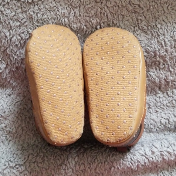 Old Navy Baby Boots size 3-6months - Picture 2 of 4